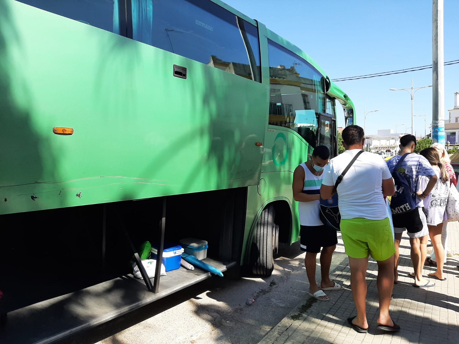 Los vecinos de los municipios granadinos del interior podrn ir a la playa en autobs con cinco rutas distintas
